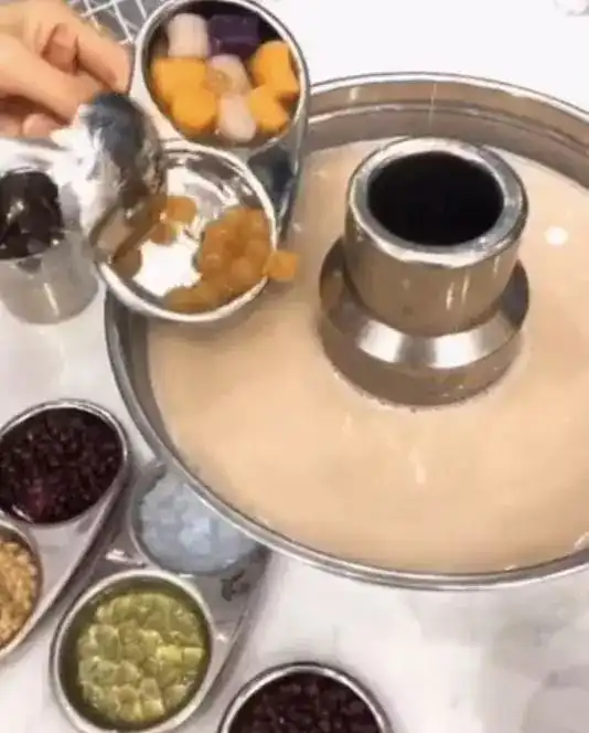  这家火锅店用奶茶当底料,看上去像粉底液,味道还挺好吃