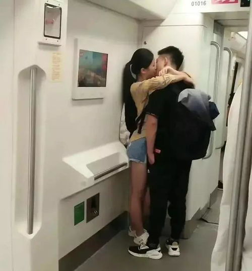  你搂着她,我恶心,我恶心大妈地铁上指责男生搂着女友恶心