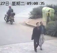  两包虫子骗去的姐两万六摄像头拍下行骗影像
