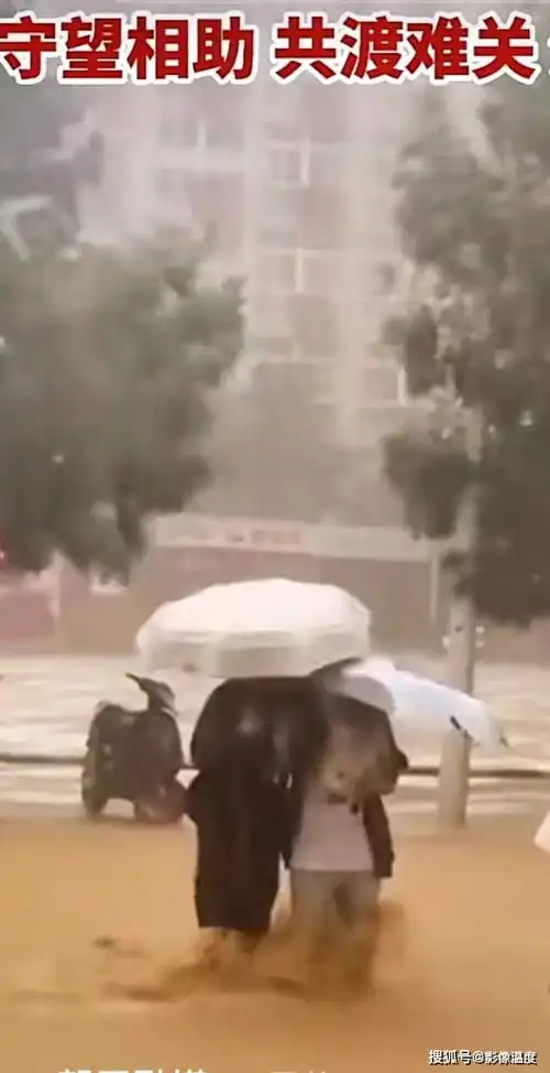  郑州暴雨捐赠最长名单来了但大暴雨下的这些瞬间,更看哭很多人