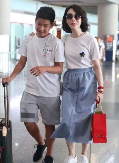  陈数携继子走机场,她47岁仍年轻靓丽,两人手牵手不似母子似情侣