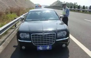  女司机车牌挂满草被交警扣分,天知道去过哪里