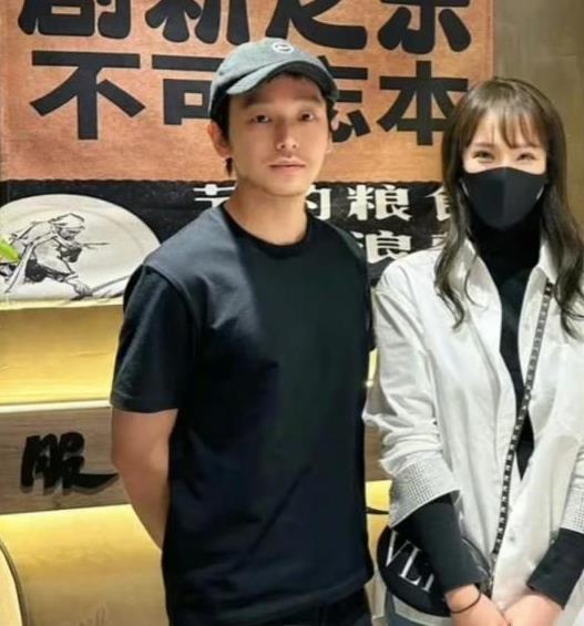  向往双人海报何炅黄磊被嘲空巢,张艺兴彭昱畅大快朵颐