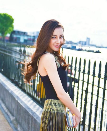  一女孩把自己整容成迪丽热巴,网友简直是翻版的迪丽热巴