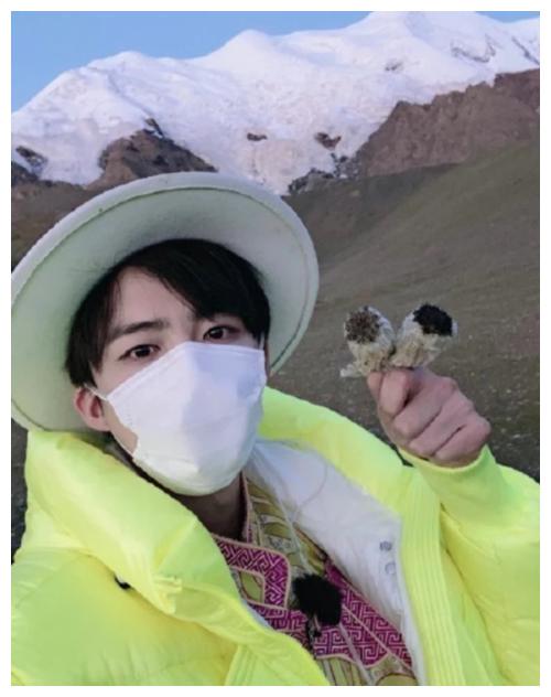  郑恺得女后与友人现身餐厅,身为禁烟大使仍室内抽雪茄引争议
