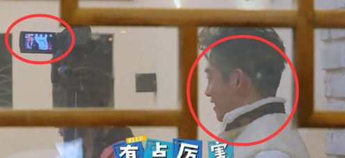  郑恺盯着baby侧脸默默出神,被镜头抓拍后,表情狼狈连忙逃走