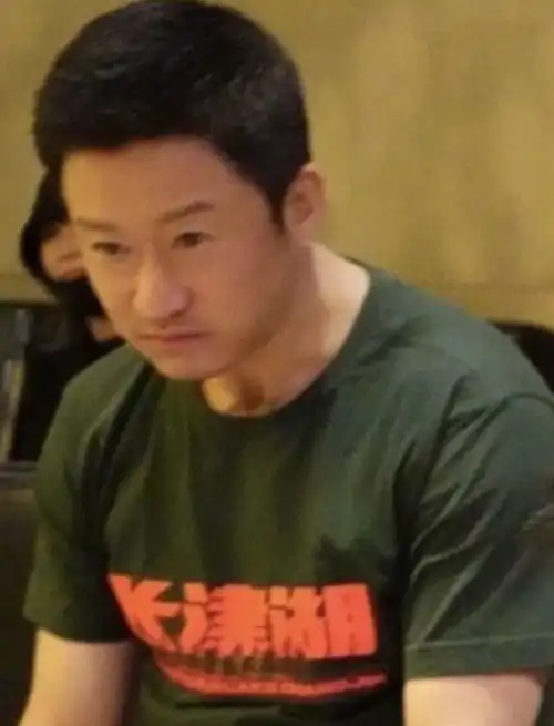  吴京朱亚文胡军晒吃汉堡照片,互相调侃,吴京狼吞虎咽变成表情包
