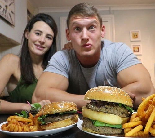 肌肉男每天吃6000大卡垃圾食品,坚持了4个月,腹肌依然还在