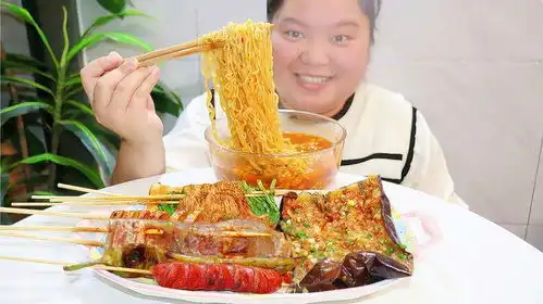  点了盘烧烤,再煮两包辣泡面,这餐吃的真爽