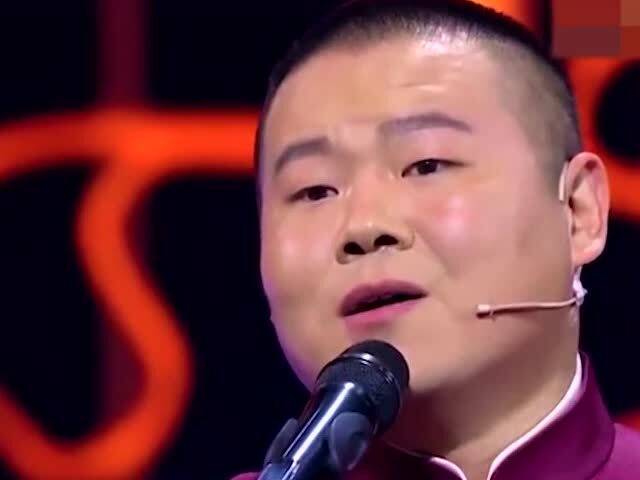  岳云鹏台上唱着串歌,表情还那么一本正经的深情款款,服了