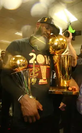  太爱这奖杯lbj外出杯不离手球迷围观高喊mvp