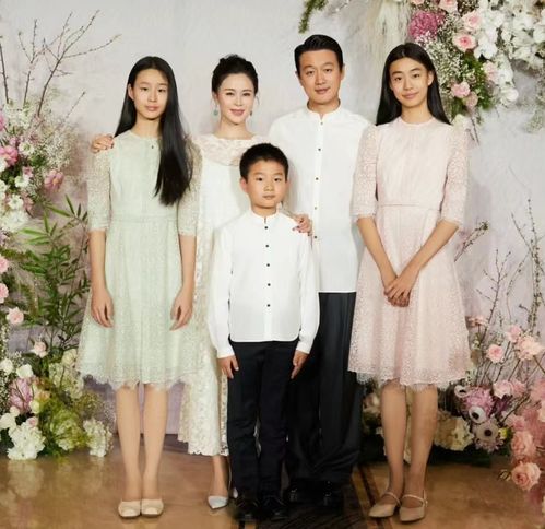  佟大为老婆晒全家福,三个孩子露脸像爸爸,俩女儿身高均超一米七