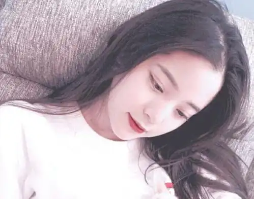  欧阳娜娜童年出圈表情包太奔放现场抱何炅大腿,神还原超可爱