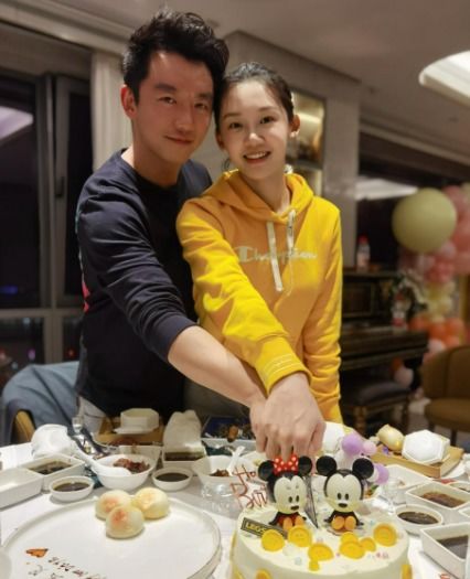  郑恺苗苗穿情侣装现身机场,夫妻俩手牵手一起回家陪女儿,好恩爱