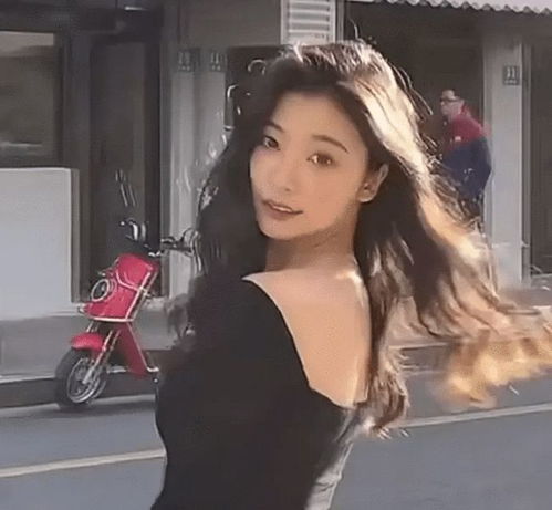  网红易梦玲又被偶遇,美女氛围全靠发型,身边团队人不少堪比明星