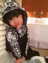  陆毅童年萌照撞脸贝儿网友叹美貌基因强