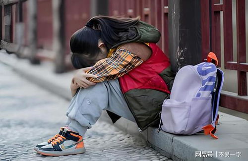  我当了8年保姆,离开时男主人给我木盒,以为是钱,打开后傻眼了