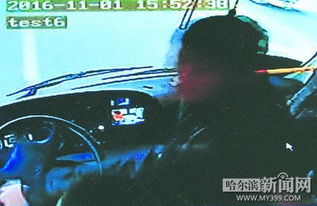  哈尔滨男乘客下车遭拒绝打司机抢方向盘险酿祸