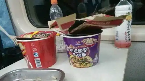  火车上的霸主美食已经易主它的出现让泡面瑟瑟发抖,网友服气