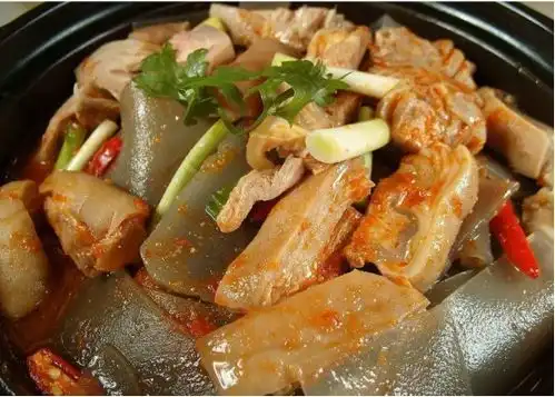  罗江豆鸡,色泽棕黄带绵软干香,咸鲜带麻是罗江特产