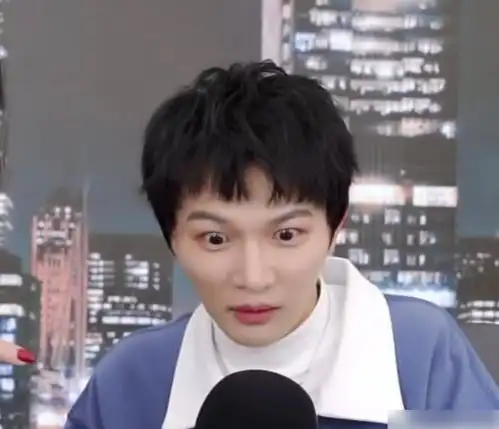  周深直播秀高音,震破高脚杯吓出表情包,反应实在出乎意料