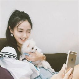  甜美女生抱宠物的可爱头像喜爱小动物的可爱女生合照头像