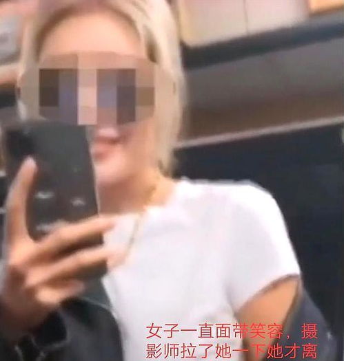  东北一网红在车厢内摘口罩脱衣露背拍照,乘客她的胸快顶到我了