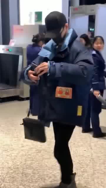  王凯就算你戴着帽子和口罩我女朋友照样认出你