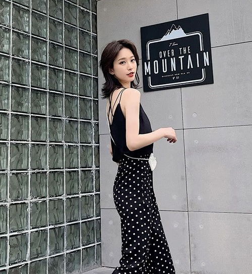  草莓裙很常见,但是这种白草莓裤贼稀罕,穿了百分百少女