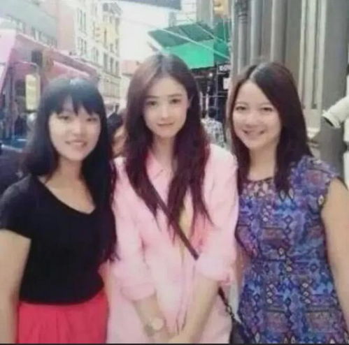  才发现蒋欣这么美,头小个子也高,路人晒合照称真人确实不上镜