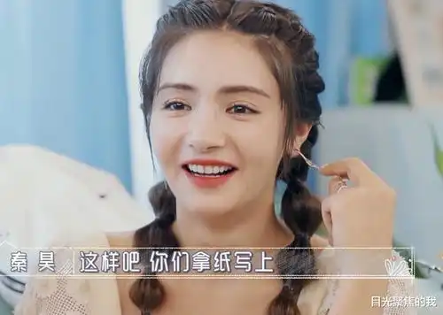  麦迪娜婆婆到底多有钱看清她随手拎的包包,贫穷限制了我的想象