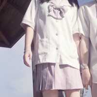 上半身不露脸的恋人头像