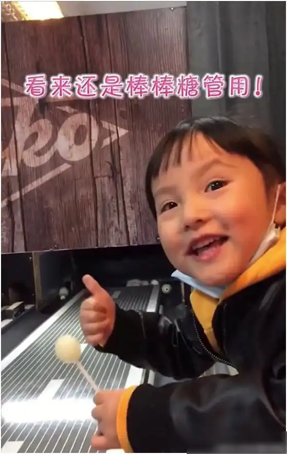  欧弟携小情人打保龄球,jojo撞脸王诗龄,嘴巴嘟嘟萌到犯规