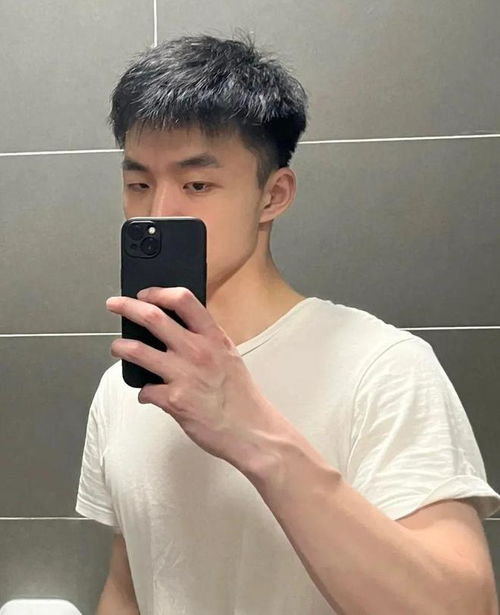  2025春季男生发型流行趋势,这3款阳光帅气,值得尝试