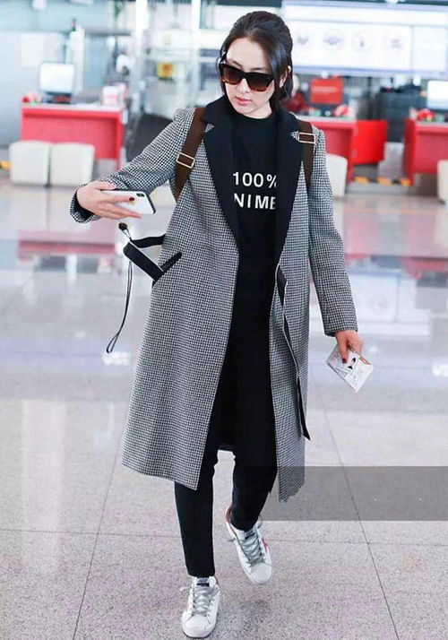  马苏少女感发型亮相,白色拼接羽绒服配瘦腿裤,时尚减龄又养眼