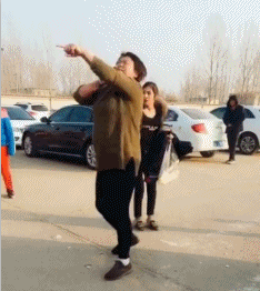  搞笑gif你也太狠了自己把自己的家拆了