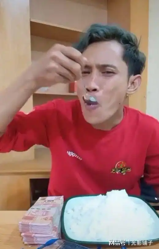  网红为了1万元奖金猛吞4包盐,网友要钱不要命