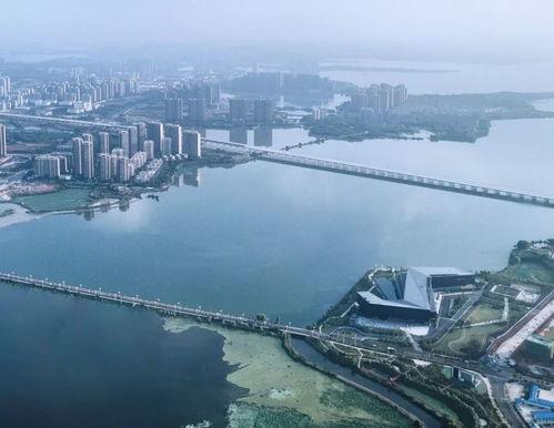  75000㎡的腾讯武汉研发中心,5个立面的表情差异很大,而且