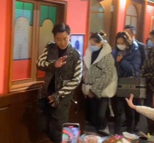  郑恺苗苗合体露面秀恩爱,手牵手逛街太甜蜜,一路紧贴似连体婴