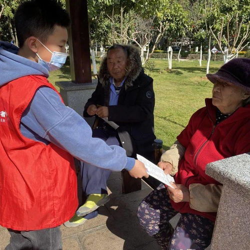  疫情防控请正确佩戴口罩青年志愿者劝导出行市民戴口罩
