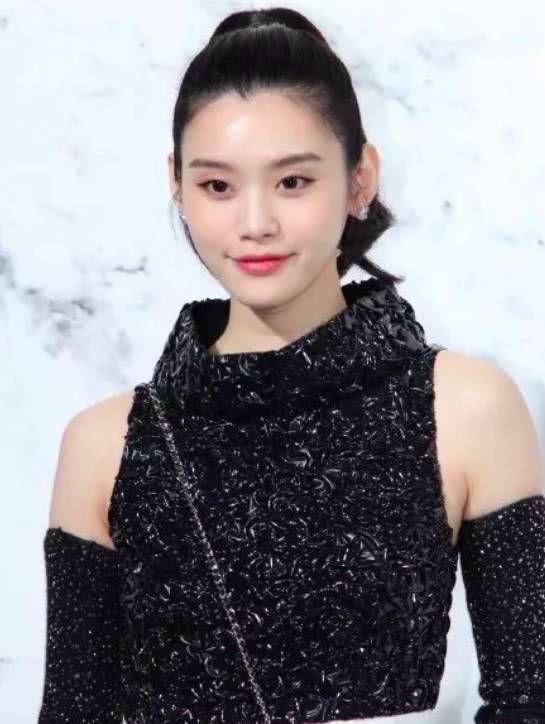  表情奚梦瑶和小6岁赌王儿子谈恋爱了维密摔跤事件后她的超模脸怎么...表情