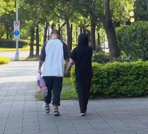  刚刚台湾网友偶遇大s和具俊晔手牵手散步并拍下了视频