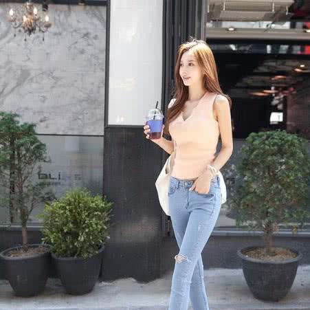  牛仔裤更显年轻态和活力感,看上去更加的大气自然