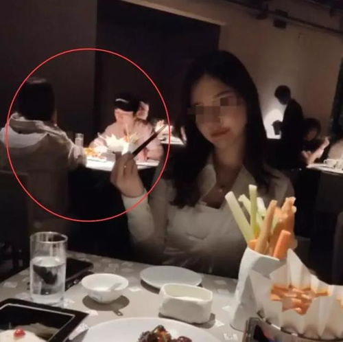  王思聪携两美女餐厅吃饭全程看手机表情凝重似遇难事