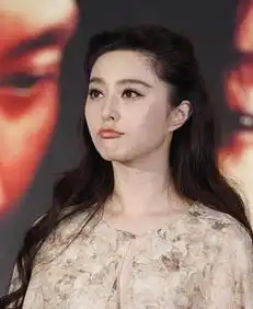  高圆圆梳丸子头嘟嘴看中日女神的卖萌绝招