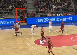  传球失误杜锋从替补席愤然起身,他这是嫌弃赵睿还是易建联呢