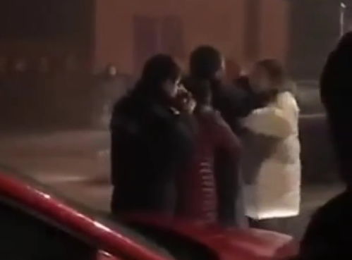  男子醉驾撞车后殴打的哥及无辜乘客并暴力袭警,家人拉都拉不住