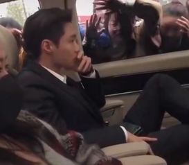  张艺兴被粉丝趴车窗,表情一脸茫然,网友追星行为请不要过激
