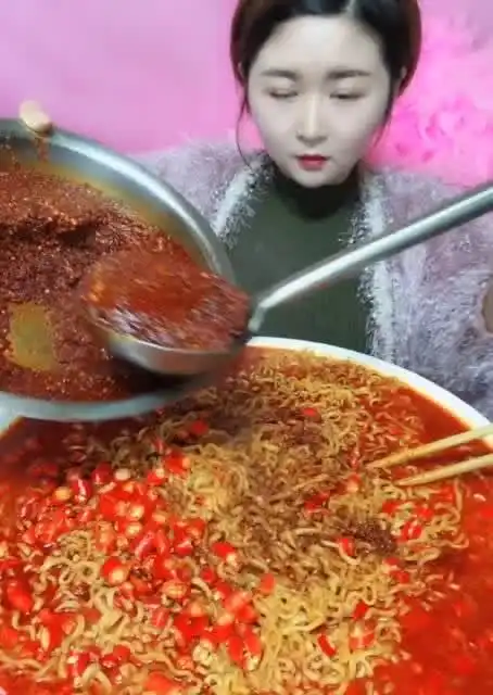  小姐姐吃全是辣椒的方便面,看表情就知道辣不辣了
