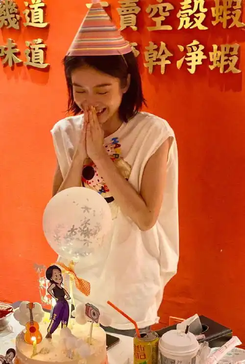  张雪迎生日,the9赵小棠虞书欣安崎半夜给她庆生,搞怪表情好有趣